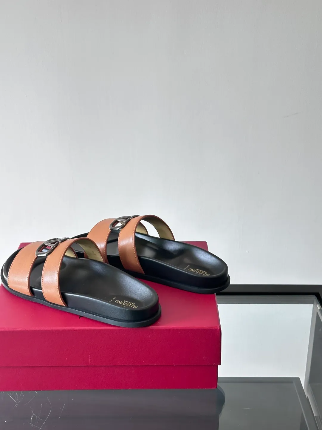 Men's shoes 💰p320 "VALENTINO" Valentino Men's 🧍‍♂️ Spring and summer new style metal rivet flat slippers, elegant sandals, the same style worn by celebrities, original molding, imported calfskin. Rubber outsole. Soft and durable, full set of counter packaging size: 39-44 (customized at 38.45.46)